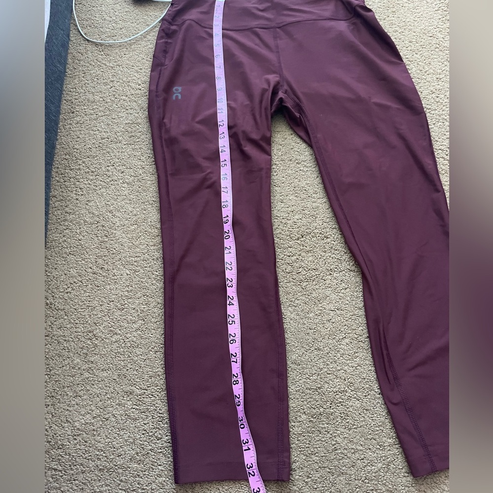 On Running women’s ' Maroon Leggings size L open